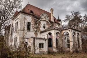 Picture of an abandoned derelict mansion